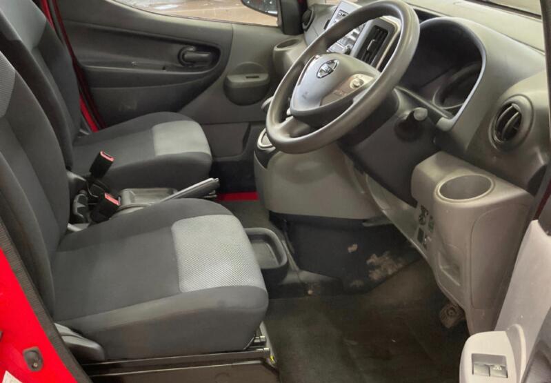 NISSAN NV200