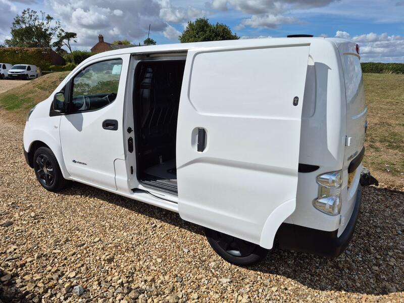NISSAN E-NV200