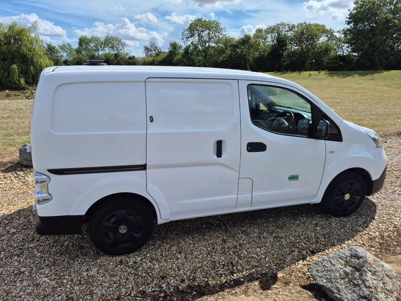 NISSAN E-NV200