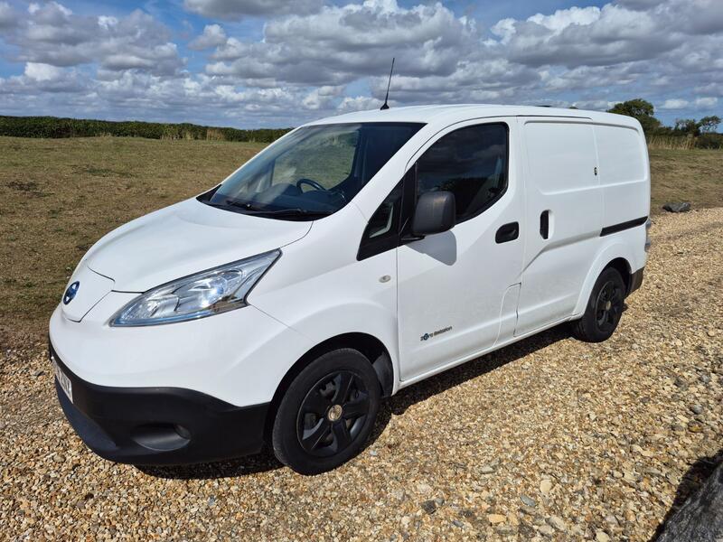 NISSAN E-NV200