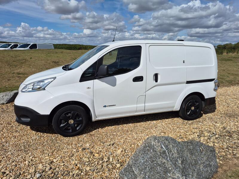 NISSAN E-NV200