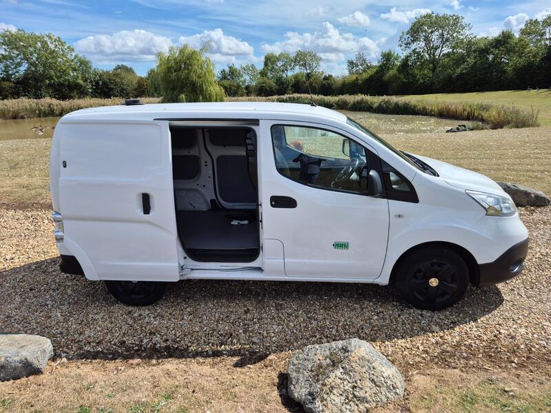 NISSAN E-NV200