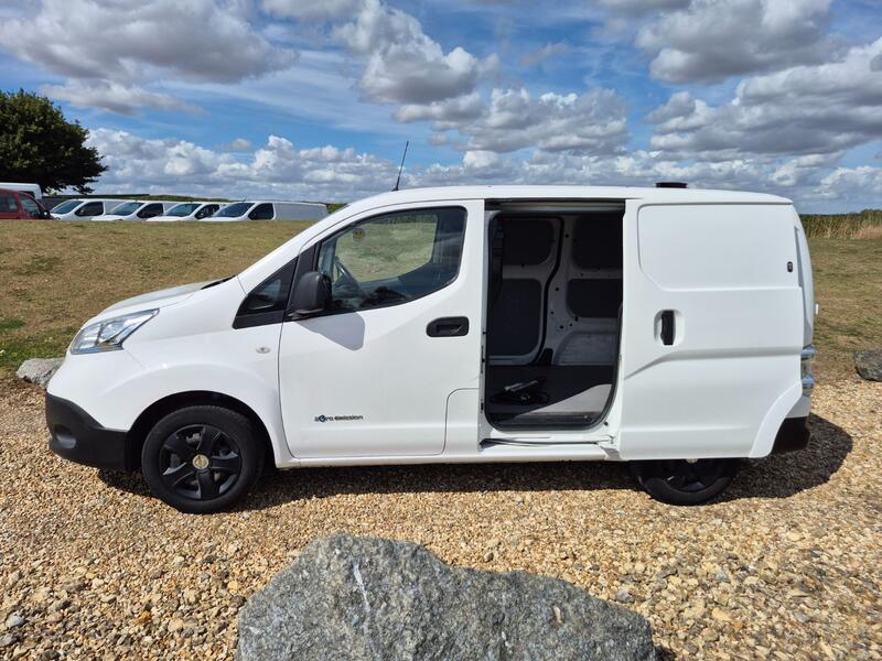 NISSAN E-NV200